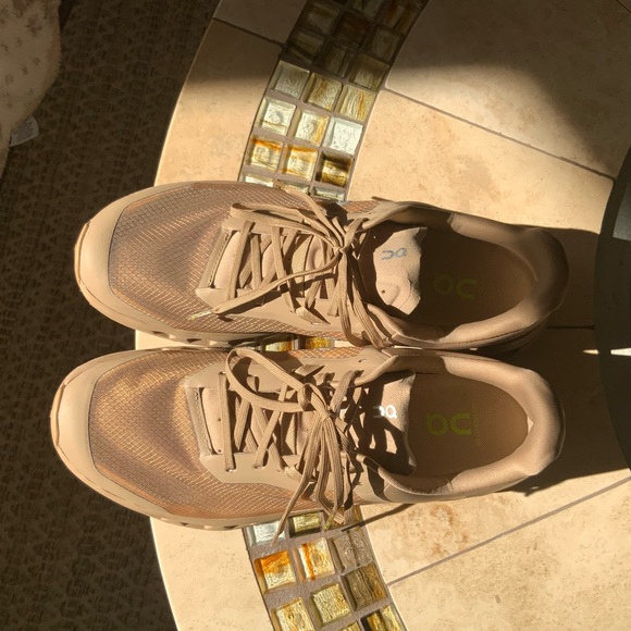 On RUNNING CLOUDVISTA - Picture 3 of 5